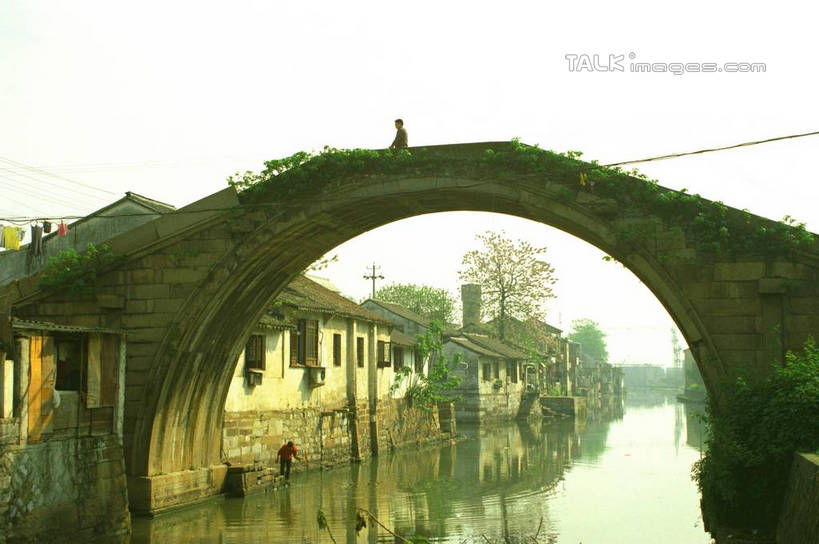 无人,家,横图,室外,白天,正面,旅游,度假,河流,石头,美景,水,植物,中国,亚洲,许多,阴影,光线,石子,影子,房屋,屋子,河水,景观,水流,桥,娱乐,石桥,浙江,民居,拱桥,住宅,栈桥,树,树木,浙江省,蓝色,绿色,蓝天,天空,阳光,自然,天,享受,休闲,景色,放松,水乡,拱形,生长,成长,杭州,人行桥,石拱桥,自然风光,东亚,杭州市,中华人民共和国,华东地区,省会,浙,南浔,南浔古镇,石块,彩图,房子,yzdzj1