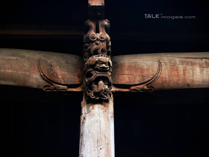 无人,横图,室外,白天,仰视,木雕,两根,阴影,花纹,辟邪,光线,雕刻,木材,木头,图案,影子,文化,阳光,工艺品,宗教,信仰,木料,纪念,驱邪,彩图,低角度拍摄,yzdzj1