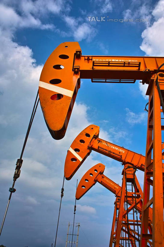 无人,竖图,室外,白天,仰视,机器,中国,亚洲,一排,许多,阴影,整齐,光线,影子,云,云朵,云彩,设备,江苏,排列,黄色,蓝色,白云,蓝天,天空,阳光,天,机械,队列,油田,东亚,江苏省,抽油机,中华人民共和国,华东地区,苏,江苏油田,磕头机,游梁式抽油机,彩图,低角度拍摄,yzdzj1