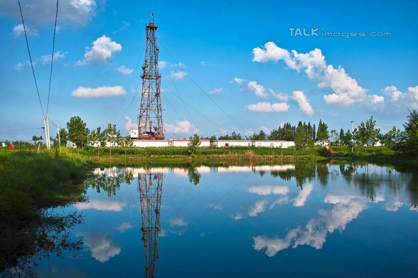 无人,横图,室外,白天,正面,草地,草坪,湖,湖泊,树林,水,植物,中国,亚洲,一座,阴影,反射,光线,影子,湖面,水流,水面,云,云朵,云彩,江苏,草,树,树木,蓝色,绿色,白云,倒影,蓝天,天空,阳光,自然,湖水,天,生长,成长,钢架,油田,东亚,江苏省,中华人民共和国,华东地区,苏,江苏油田,钻塔,彩图,yzdzj1