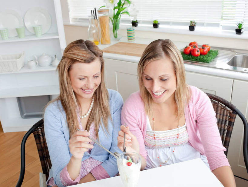 两个人,伙伴,朋友,坐,笑,微笑,露齿笑,横图,俯视,室内,白天,友谊,餐桌,厨房,窗户,地板,桌子,蔬菜,西红柿,小番茄,杯子,椅子,握,阴影,服装,新鲜,反射,影子,墙,食品,冰激凌,案板,地面,清凉,注视,休闲装,木地板,玻璃窗,墙壁,墙面,玻璃制品,砧板,食物,衣服,红色,水杯,冷饮,奶油,低头,观察,看,休闲,舒服,休闲服,冰淇淋,握着,服饰,有机食品,绿色食品,餐台,观看,解暑,察看,乳制品,关注,解渴,止咳,雪糕,舒爽,冰糕,消暑,激凌,克林姆,淇淋,消肿,绰菜,瞑菜,睡菜,小西红柿,樱桃小番茄,珍珠小番茄,友情,年轻女性,女人,女性,玻璃杯,樱桃番茄,圣女果,番茄,坐着,半身,彩图,高角度拍摄,灶间,润肺