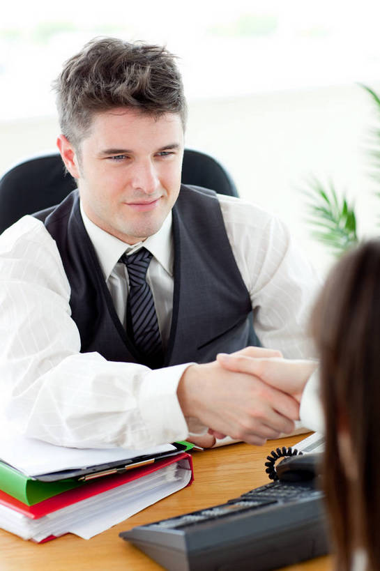 西方人,两个人,同事,商务人士,商务男性,商务女性,办公室,坐,握手,笑,打电话,微笑,竖图,室内,白天,正面,衬衫,成功,合作,团队,集体,信心,植物,家具,桌子,电话,欧洲,欧洲人,阴影,套装,反射,木制,材料,档案,盆栽,文件,影子,办公桌,墙,领带,盆景,注视,通讯设备,队伍,墙壁,墙面,绿色,白色,自然,话筒,木制品,资料,观察,看,电话线,生长,成长,观看,察看,领导,固定电话,象征,庄重,成就,关注,文档,商务装,身份,合伙,领袖,文件架,工薪阶层,资料架,办公家具,正式,地位,文件框,文件座,资料档,资料座,交流,男人,男性,年轻男性,年轻女性,女人,女性,白种人,白领,上班族,电话机,搀手,沟通,拉手,手拉手,手握手,通话,坐着,半身,彩图,衬衣