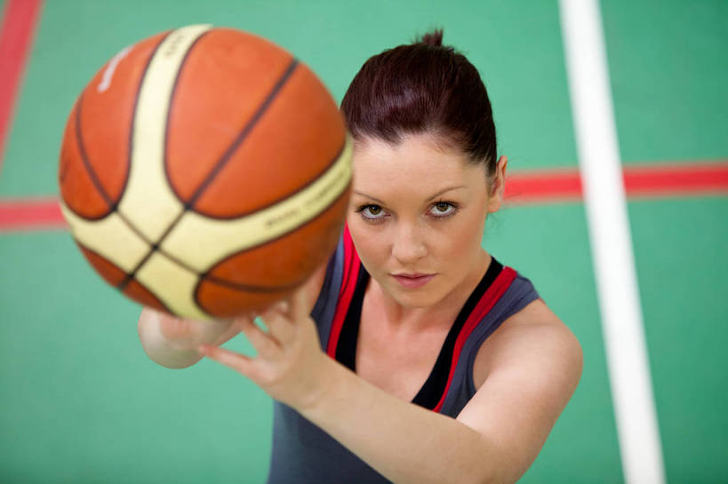 西方人,手,一个人,运动员,体育馆,举,横图,俯视,室内,白天,运动服,锻炼,运动,篮球,欧洲,欧洲人,双手,仅一个年轻女性,仅一个女性,仅一个人,握,阴影,服装,朦胧,模糊,反射,影子,篮球场,球场,篮球装备,篮球运动员,注视,娱乐,运动器械,场地,一个,衣服,观察,看,托,享受,休闲,篮球馆,手部,健身器械,放松,握着,服饰,单个,观看,察看,衣着,穿着,关注,健身器材,篮球运动,室内运动,运动馆,衣饰,年轻女性,女人,女性,白种人,体育运动员,运动选手,举起,举手,举着,抬头,向上举,向上伸,向上托,仰头,半身,彩图,高角度拍摄,健身,篮球场地,室内篮球场,室内篮球馆,运动器材,运动装