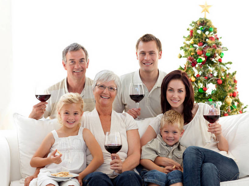 红酒,葡萄酒,西方人,儿童,中年人,老年人,夫妻,母亲,父亲,女儿,祖母,祖父,三代同堂,客厅,坐,笑,微笑,露齿笑,横图,室内,白天,正面,爱情,纯洁,植物,沙发,杯子,照明,欧洲,圣诞节,欧洲人,握,服装,节日,庆祝,装饰,环绕,缠绕,彩灯,高脚杯,挂饰,眼镜,灯光,圣诞树,圣诞球,红酒杯,酒类,许多人,浪漫,注视,休闲装,文化,祖孙三代,玻璃制品,灯,酒,球,树,树木,饮料,小孩,衣服,绿色,自然,酒杯,灯具,观察,看,一群人,庆典,休闲,球体,温暖,温馨,父女,母女,休闲服,红葡萄酒,恩爱,父爱,可爱,母爱,童年,童趣,握着,恋人,服饰,花灯,生长,奶奶,爷爷,成长,观看,纪念,祖孙,老花镜,华丽,修饰,照亮,点缀,和睦,察看,起居室,葡萄酒杯,照明设备,关注,纠缠,布艺沙发,童真,烂漫,无邪,外婆,外孙女,外祖母,外公,外祖父,外孙,外孙子,衬托,美观,雅致,雅观,客堂,远视眼镜,天真,老年男性,老年女性,男孩,男人,男性,女孩,女人,女性,中年男性,中年女性,白种人,孩子,夫妇,情侣,全家福,孙女,孙子,玻璃杯,坐着,半身,彩图,伴侣,融洽,男生,女生,爸爸,多代同堂,妈妈