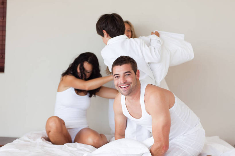 西方人,儿童,背部,四个人,家庭,夫妻,母亲,父亲,女儿,儿子,站,跪,笑,微笑,露齿笑,横图,室内,白天,正面,爱情,游戏,纯洁,床,靠垫,卧室,欧洲,欧洲人,握,服装,背心,双人床,床单,靠枕,浪漫,拿,玩,拿着,注视,娱乐,被子,小孩,衣服,垫子,枕头,观察,看,站着,休闲,温暖,温馨,父女,父子,母女,母子,一家人,恩爱,父爱,解压,可爱,母爱,童年,童趣,握着,恋人,服饰,观看,活动,和睦,察看,被单,衣着,穿着,发泄,关注,消遣,智力,缓解,童真,烂漫,无邪,宣泄,衣饰,天真,男孩,男人,男性,年轻男性,年轻女性,女孩,女人,女性,白种人,孩子,年轻人,夫妇,情侣,跪着,玩耍,嬉戏,站立,半身,彩图,睡房,卧房,枕头大战,伴侣,融洽,男生,女生