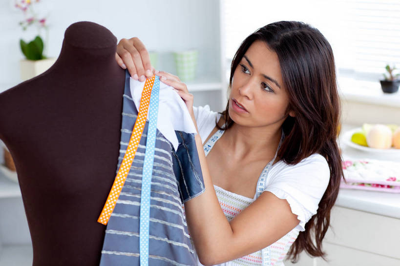 西方人,一个人,站,横图,室内,白天,正面,厨房,欧洲,欧洲人,仅一个年轻女性,仅一个女性,仅一个人,握,服装,朦胧,模糊,人造模特,拿,拿着,注视,休闲装,针,衣服,观察,看,站着,休闲,休闲服,握着,服饰,道具,观看,缝纫,察看,缝衣针,针线,关注,模特道具,时装道具,年轻女性,女人,女性,白种人,站立,半身,彩图,灶间,包布模特,服装立裁人台,人台,试衣模特,试衣人台