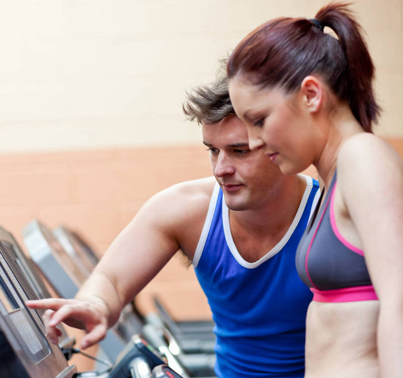 西方人,两个人,健身房,站,横图,室内,白天,正面,欧洲,欧洲人,指,阴影,服装,反射,背心,影子,墙,注视,指点,运动器械,墙壁,墙面,衣服,低头,观察,看,站着,教练,健身器械,服饰,观看,教导,察看,指向,衣着,穿着,关注,健身器材,辅导,衣饰,露脐装,男人,男性,年轻男性,年轻女性,女人,女性,白种人,站立,半身,彩图,健身馆,教练员,教练者,运动器材,跑步机