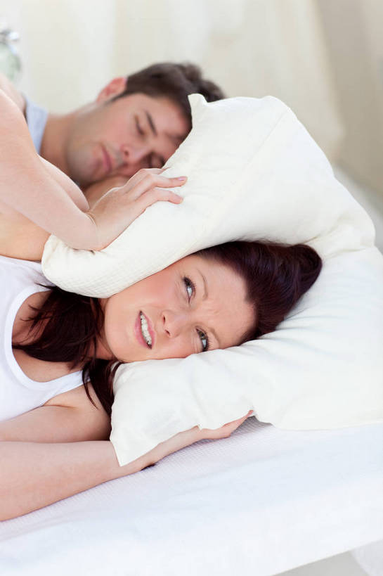 西方人,孕妇,两个人,家庭,夫妻,躺,闭眼,睡,竖图,俯视,室内,白天,爱情,失败,床,靠垫,卧室,欧洲,欧洲人,服装,沮丧,双人床,床单,靠枕,浪漫,注视,休闲装,被子,衣服,垫子,枕头,观察,看,休闲,难受,温暖,温馨,一家人,怀孕,休闲服,恩爱,无奈,恋人,服饰,观看,失望,悲伤,和睦,察看,被单,伤心,待产,难过,关注,失落,颓废,挫败,受挫,落败,落空,错过,失足,失意,失策,失算,颓丧,衰颓,悲哀,懊丧,颓靡,气馁,丧气,妊娠,准妈妈,卧着,败北,挫折,失利,男人,男性,年轻男性,年轻女性,女人,女性,白种人,年轻人,夫妇,情侣,产妇,闭眼睛,闭着眼,闭着眼睛,困,困觉,寝息,睡觉,躺着,卧,半身,彩图,高角度拍摄,睡房,卧房,伴侣,融洽