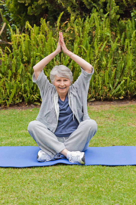 西方人,一个人,坐,盘腿,竖图,室外,白天,正面,锻炼,瑜伽,运动,草地,草坪,树林,植物,欧洲,欧洲人,仅一个女性,仅一个人,阴影,裤子,光线,毯子,影子,祝福,休闲裤,草,树,树木,虔诚,蓝色,绿色,阳光,自然,瑜伽垫,垫子,祈祷,双手合十,养生,仅一个老年女性,生长,成长,感谢,合掌,瑜伽毯,合十礼,合掌礼,合十,莲华合掌,感恩,莲花式,体育,老年女性,女人,女性,白种人,盘腿而坐,盘膝,盘着腿的,盘着腿坐,双腿交叉,坐着,彩图,全身,健身