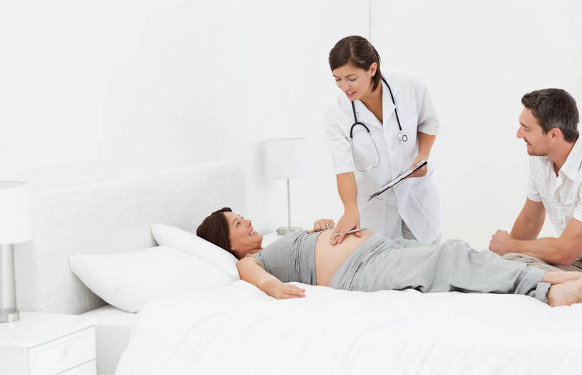 西方人,中年人,孕妇,三个人,家庭,夫妻,医生,站,躺,笑,微笑,露齿笑,横图,室内,白天,正面,工作服,制服,爱情,床,靠垫,卧室,欧洲,欧洲人,握,阴影,服装,反射,材料,档案,文件,影子,纸,墙,双人床,床单,靠枕,浪漫,拿,拿着,注视,休闲装,被子,墙壁,墙面,衣服,白色,手稿,听诊器,资料,垫子,枕头,观察,记录,看,站着,医护人员,医疗人员,休闲,温暖,温馨,一家人,怀孕,休闲服,恩爱,握着,恋人,服饰,观看,证明,和睦,察看,医疗设备,被单,待产,关注,文档,医疗器械,医疗工具,记载,妊娠,准妈妈,工作制服,记实,纪录,检测工具,卧着,男人,男性,年轻女性,女人,女性,中年男性,中年女性,白种人,夫妇,情侣,产妇,大夫,躺着,卧,站立,半身,彩图,工作套服,睡房,卧房,伴侣,融洽,病历