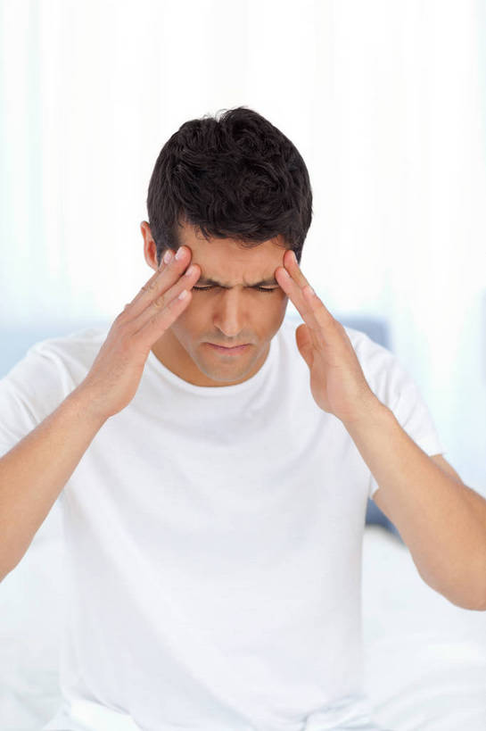 西方人,一个人,站,闭眼,摸,竖图,室内,白天,正面,欧洲,欧洲人,仅一个男性,仅一个人,仅一个中年男性,抚摸,阴影,服装,反射,影子,休闲装,衣服,白色,站着,休闲,休闲服,服饰,头疼,痛苦,男人,男性,中年男性,白种人,闭眼睛,闭着眼,闭着眼睛,触摸,接触,站立,半身,彩图