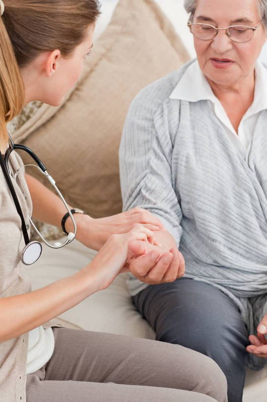 西方人,两个人,病人,护士,客厅,坐,竖图,室内,白天,正面,靠垫,沙发,欧洲,欧洲人,一副,阴影,服装,反射,眼镜,影子,靠枕,注视,休闲装,一个,衣服,听诊器,垫子,枕头,观察,看,休闲,休闲服,服饰,单个,观看,老花镜,察看,医疗设备,起居室,白衣天使,关注,病患,医疗器械,医疗工具,布艺沙发,把脉,客堂,远视眼镜,切脉,评脉,检测工具,老年女性,年轻女性,女人,女性,白种人,患者,就医者,坐着,半身,彩图