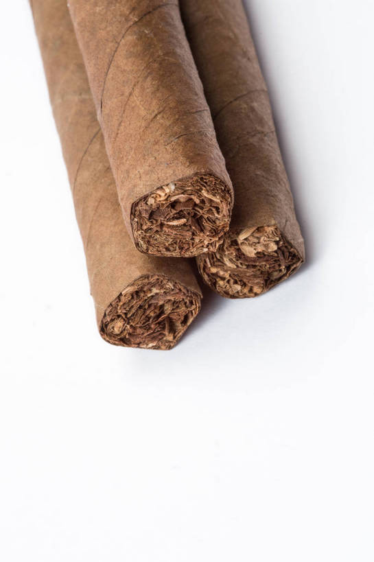 无人,竖图,俯视,室内,特写,白天,白色背景,静物,香烟,一堆,堆叠,堆积,褐色,三个,享受,雪茄,烟,摄影,影棚,堆,淡定,从容,烟草,彩图,高角度拍摄,影棚拍摄,拍摄