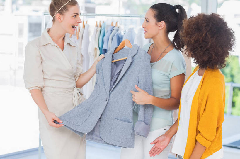 西方人,三个人,伙伴,朋友,设计师,站,笑,说,微笑,露齿笑,横图,室内,白天,正面,讨论,友谊,合作,团队,集体,衣架,欧洲,欧洲人,一排,吊挂,握,悬挂,服装,朦胧,模糊,整齐,利益,挂,拿,拿着,注视,休闲装,排列,衣服,观察,看,站着,服装设计师,休闲,团体,休闲服,战略,握着,服饰,奋斗,观看,愿望,察看,组织,工作室,队列,关注,努力,服装师,联合,合谋,理想,交流,配合,协作,年轻女性,女人,女性,白种人,美术设计员,设计,设计家,设计者,挂衣架,晾衣架,沟通,讲话,交谈,商讨,说话,谈话,站立,半身,彩图