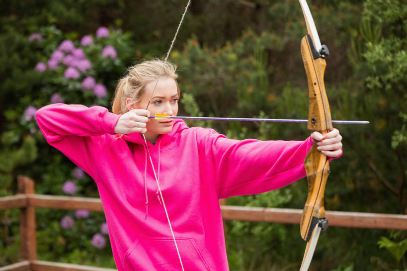 西方人,一个人,栏杆,站,横图,室外,白天,正面,锻炼,快乐,比赛,运动,竞争,射箭,植物,欧洲,欧洲人,仅一个年轻女性,仅一个女性,仅一个人,握,服装,朦胧,模糊,盛开,弓箭,围栏,拿,花蕾,拿着,注视,休闲装,娱乐,护栏,花,花瓣,花朵,鲜花,树,树木,衣服,绿色,自然,花苞,花蕊,观察,看,站着,休闲,休闲服,握着,服饰,生长,成长,观看,察看,体育运动,关注,箭术,体育,射箭比赛,射箭赛,射箭运动,年轻女性,女人,女性,白种人,站立,半身,彩图,健身