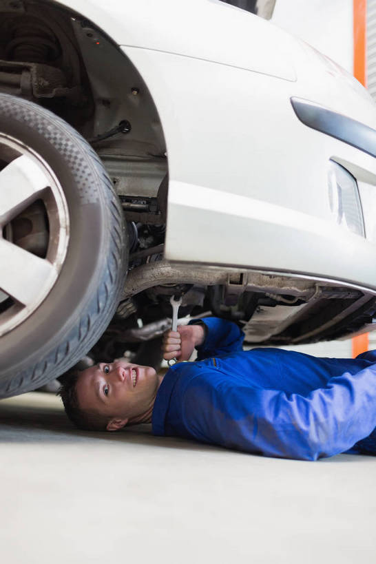 西方人,一个人,技术人员,躺,竖图,室内,白天,侧面,工作服,制服,汽车,欧洲,欧洲人,仅一个男性,仅一个人,一辆,握,阴影,反射,影子,注视,车,工人,仅一个年轻男性,蓝色,黑色,轮胎,交通工具,轿车,观察,看,橡胶,握着,观看,修理,察看,关注,载具,橡胶制品,车胎,工作制服,补缀,修缮,修补,卧着,男人,男性,年轻男性,白种人,员工,技术员,躺着,卧,半身,彩图,工作套服,外胎,匠人,劳动者,体力工,技工