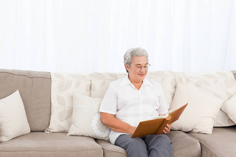 西方人,一个人,客厅,坐,笑,微笑,横图,照片,室内,白天,正面,靠垫,沙发,书籍,欧洲,欧洲人,仅一个女性,仅一个人,一本,一副,握,阴影,服装,反射,相册,眼镜,影子,靠枕,注视,休闲装,衣服,垫子,枕头,低头,观察,看,休闲,休闲服,握着,摄影,服饰,仅一个老年女性,影集,观看,老花镜,察看,起居室,关注,客堂,远视眼镜,老年女性,女人,女性,白种人,书,相片,坐着,半身,彩图,拍摄,照相,照片集,照片书,皮沙发