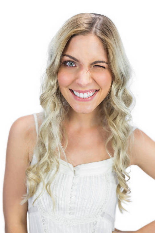 西方人,一个人,站,笑,微笑,露齿笑,竖图,室内,白天,白色背景,正面,欧洲,欧洲人,仅一个年轻女性,仅一个女性,仅一个人,阴影,服装,反射,影子,注视,休闲装,手叉腰,衣服,白色,叉腰,观察,看,站着,休闲,休闲服,眨眼睛,摄影,服饰,影棚,观看,察看,眨眼,关注,单手叉腰,年轻女性,女人,女性,白种人,站立,半身,彩图,影棚拍摄,拍摄