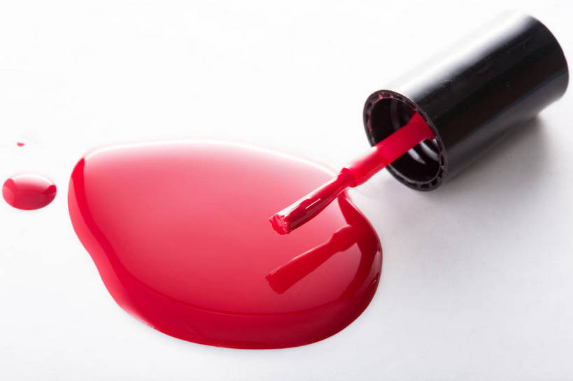 无人,横图,俯视,室内,特写,白天,白色背景,静物,装饰,指甲油,红色,化妆刷,刷子,摄影,影棚,华丽,修饰,点缀,美容工具,指甲刷,化妆工具,衬托,美观,雅致,雅观,彩图,高角度拍摄,影棚拍摄,拍摄