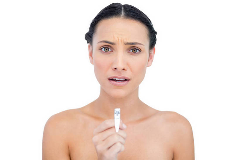 西方人,脸,头,脸颊,脖子,手,一个人,横图,室内,特写,白天,白色背景,正面,金属制品,欧洲,欧洲人,仅一个年轻女性,仅一个女性,仅一个人,握,惊讶,金属,工具,钳子,拿,拿着,注视,裸露,肩膀,观察,看,手部,美甲,握着,摄影,影棚,观看,单手,惊奇,察看,关注,裸,指甲钳,指甲刀,诧异,美甲工具,年轻女性,女人,女性,白种人,头部,脖,颈,颈部,脸部,脸蛋,面部,半身,彩图,影棚拍摄,拍摄