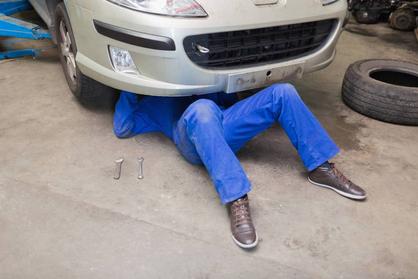 西方人,一个人,工厂,躺,横图,俯视,室内,白天,工作服,制服,车间,汽车,欧洲,欧洲人,仅一个男性,仅一个人,服装,车,工人,仅一个年轻男性,衣服,蓝色,黑色,轮胎,交通工具,轿车,橡胶,服饰,修理,衣着,穿着,载具,橡胶制品,车胎,工作制服,衣饰,补缀,修缮,修补,卧着,男人,男性,年轻男性,白种人,员工,躺着,卧,半身,彩图,高角度拍摄,工作套服,制造厂,外胎,机械工人,匠人,劳动者,体力工