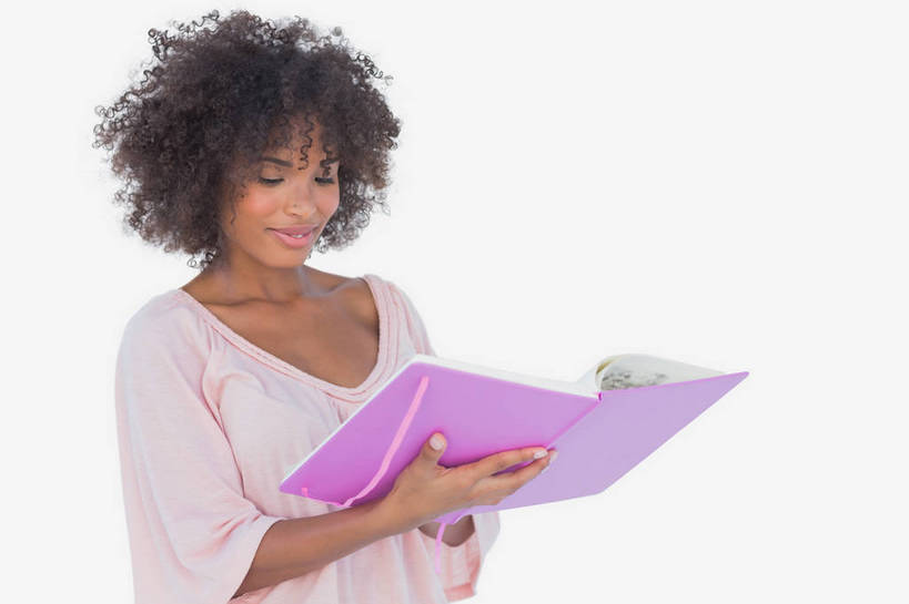 西方人,一个人,站,笑,微笑,横图,照片,室内,白天,白色背景,正面,书籍,欧洲,非洲,黑人,欧洲人,仅一个年轻女性,仅一个女性,仅一个人,一本,握,阴影,服装,反射,相册,影子,注视,休闲装,衣服,紫色,打开,低头,翻开,观察,看,站着,休闲,休闲服,握着,摄影,服饰,影棚,影集,观看,察看,关注,掀开,年轻女性,女人,女性,非洲人,书,相片,站立,半身,彩图,影棚拍摄,拍摄,照相,照片集,照片书