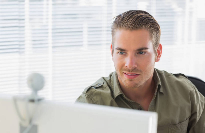 西方人,一个人,设计师,坐,笑,微笑,横图,室内,白天,正面,衬衫,电脑,显示器,鼠标,键盘,窗户,椅子,欧洲,欧洲人,仅一个男性,仅一个人,阴影,服装,反射,网络,影子,百叶窗,摄像机,摄像头,注视,休闲装,输入设备,通讯设备,仅一个年轻男性,衣服,会议椅,观察,看,休闲,休闲服,台式电脑,摄像,摄影,服饰,摄影机,观看,办公椅,察看,关注,录像,通信设备,输出设备,商务椅,培训椅,男人,男性,年轻男性,白种人,美术设计员,设计,设计家,设计者,坐着,半身,彩图,衬衣,微型摄像机