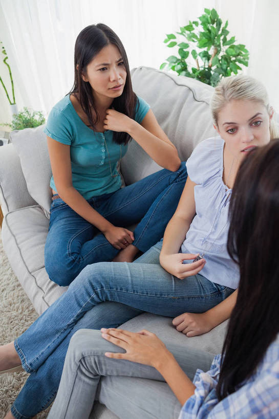 东方人,西方人,三个人,伙伴,朋友,客厅,坐,盘腿,竖图,俯视,室内,白天,友谊,植物,窗帘,靠垫,沙发,欧洲,欧洲人,亚洲,服装,裤子,装饰,盆栽,靠枕,盆景,二郎腿,扭头,注视,牛仔裤,休闲装,黄种人,光脚,衣服,绿色,自然,帘子,垫子,枕头,观察,看,转头,休闲,赤脚,休闲服,遮阳,服饰,生长,成长,观看,华丽,修饰,点缀,察看,起居室,关注,卫衣,布艺沙发,衬托,美观,雅致,雅观,客堂,友情,年轻女性,女人,女性,白种人,亚洲人,盘腿而坐,盘膝,盘着腿的,盘着腿坐,双腿交叉,坐着,半身,彩图,高角度拍摄