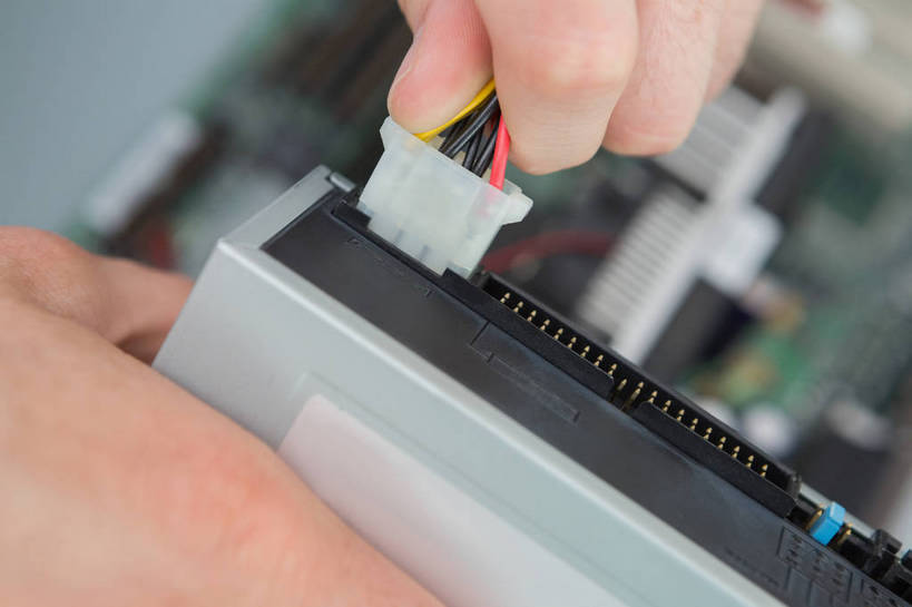 西方人,手,一个人,技术人员,横图,俯视,室内,特写,白天,电脑,欧洲,欧洲人,双手,仅一个男性,仅一个人,握,朦胧,模糊,电力,网络,电线,线,电能,拿,线路,拿着,输入设备,通讯设备,开关,工人,仅一个年轻男性,按钮,手部,台式电脑,握着,电,电源,电源线,光驱,主机,机箱,通信设备,能量,光盘驱动器,电脑主机,男人,男性,年轻男性,白种人,员工,技术员,半身,彩图,高角度拍摄,匠人,劳动者,体力工,技工