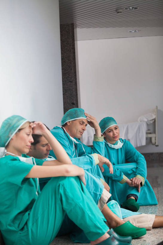 西方人,四个人,伙伴,朋友,医生,护士,医院,坐,竖图,室内,白天,侧面,工作服,制服,失败,友谊,合作,团队,帽子,欧洲,欧洲人,撑,阴影,沮丧,反射,分离,影子,过滤,分开,托腮,注视,绿色,口罩,观察,看,托,医护人员,医疗人员,难受,隔断,战略,无奈,遮掩,观看,隔离,失望,悲伤,察看,卫生,掩盖,伤心,遮挡,白衣天使,难过,关注,净化,托下巴,失落,间隔,防护服,预防,隔离服,无菌服,遮盖,防尘,颓废,医疗机构,鞋套,医生帽,挫败,受挫,落败,落空,错过,失足,失意,失策,失算,颓丧,衰颓,悲哀,懊丧,颓靡,气馁,丧气,联合,合谋,掩饰,断绝,隔开,屏蔽,屏绝,远离,中断,阻遏,阻隔,工作制服,单手托腮,败北,挫折,配合,失利,协作,男人,男性,女人,女性,中年男性,中年女性,白种人,大夫,坐着,半身,彩图,工作套服,病院,诊所,防静电工装,隔工作服,洁净工装,洁净工作服,净化服,无尘工作服,无尘衣,鞋罩