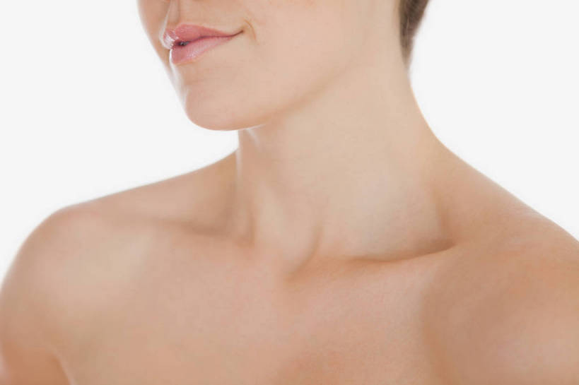 西方人,脖子,锁骨,肩胛骨,胸骨,肋骨,一个人,笑,微笑,横图,室内,特写,白天,白色背景,正面,欧洲,欧洲人,仅一个年轻女性,仅一个女性,仅一个人,裸露,摄影,影棚,裸,胸椎,腰骨,肋软骨,年轻女性,女人,女性,白种人,脖,颈,颈部,半身,彩图,影棚拍摄,拍摄