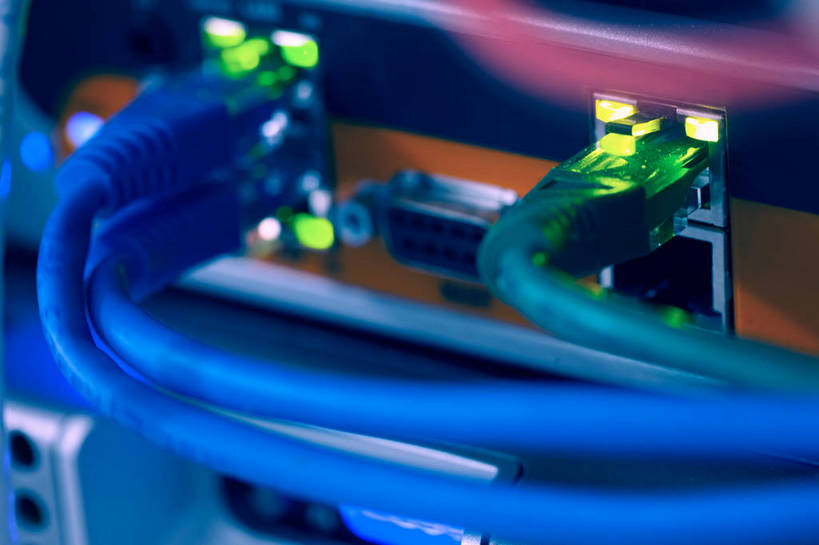 无人,横图,室内,特写,夜晚,正面,通讯,服务器,数据,静物,许多,阴影,朦胧,模糊,反射,传输,影子,很多,蓝色,网线,水晶头,线缆,彩图