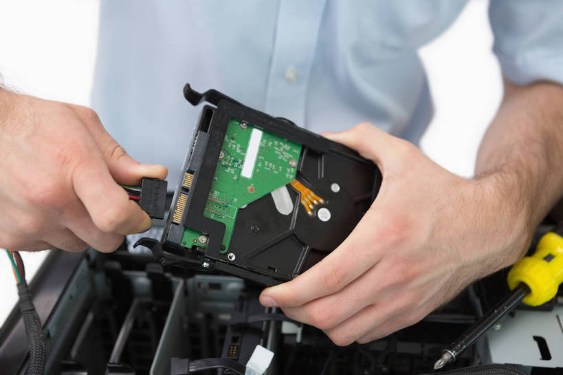 西方人,手,一个人,工程师,技术人员,站,横图,室内,特写,白天,白色背景,正面,衬衫,数据,欧洲,欧洲人,双手,仅一个男性,仅一个人,握,阴影,电力,反射,信息,电线,线,影子,电能,线路,存储介质,仅一个年轻男性,站着,手部,握着,摄影,影棚,电,电源,电源线,硬盘,存储,能量,硬盘驱动器,管理,男人,男性,年轻男性,白种人,设计,技术员,站立,半身,彩图,影棚拍摄,衬衣,拍摄,评估,人员