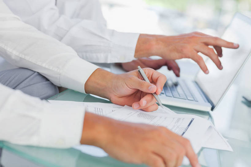 西方人,两个人,同事,商务人士,商务男性,办公室,公园,坐,横图,俯视,室内,白天,衬衫,成功,合作,团队,集体,信心,窗户,家具,桌子,欧洲,新西兰,欧洲人,握,指,套装,朦胧,模糊,笔,材料,档案,文件,纸,办公桌,办公用品,拿,拿着,方向,队伍,玻璃窗,文具,手稿,学习用品,资料,手势,握着,文具用品,证明,领导,书写,国家公园,指向,食指,成就,文档,大洋洲,商务装,合伙,领袖,工薪阶层,办公家具,纽西兰,长白云之乡,峡湾国家公园,新西兰南岛,誊写,男人,男性,年轻男性,中年男性,白种人,白领,上班族,坐着,半身,彩图,高角度拍摄,衬衣,蒂阿瑙湖