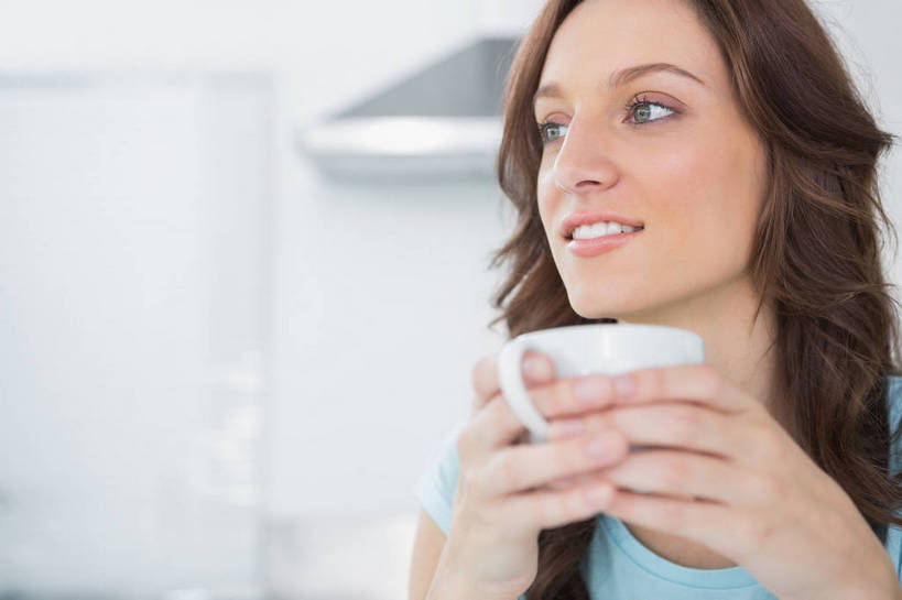 西方人,脸,头,脸颊,手,一个人,笑,微笑,露齿笑,横图,室内,特写,白天,正面,厨房,杯子,厨具,欧洲,欧洲人,双手,仅一个年轻女性,仅一个女性,仅一个人,握,服装,瓷器,工具,咖啡杯,陶瓷制品,拿,拿着,注视,休闲装,干净,一个,衣服,观察,看,休闲,手部,休闲服,握着,服饰,单个,油烟机,观看,察看,卫生,吸油烟机,关注,瓷杯,年轻女性,女人,女性,白种人,头部,脸部,脸蛋,面部,半身,彩图,灶间