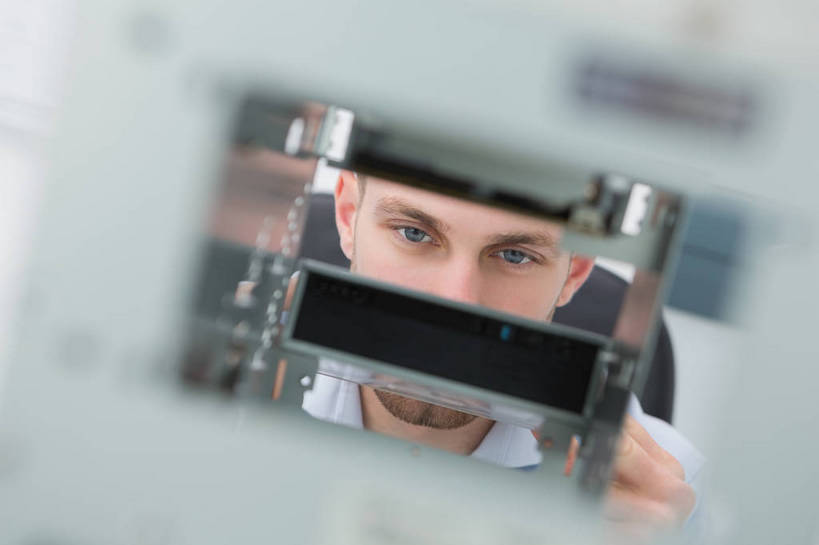 西方人,脸,头,脸颊,一个人,技术人员,横图,室内,特写,白天,正面,椅子,欧洲,欧洲人,仅一个男性,仅一个人,服装,朦胧,模糊,注视,休闲装,工人,仅一个年轻男性,衣服,会议椅,观察,看,休闲,休闲服,服饰,观看,办公椅,散热,察看,关注,商务椅,培训椅,男人,男性,年轻男性,白种人,头部,脸部,脸蛋,面部,员工,技术员,半身,彩图,CPU散热器,热管散热器,匠人,劳动者,体力工,技工,散热器