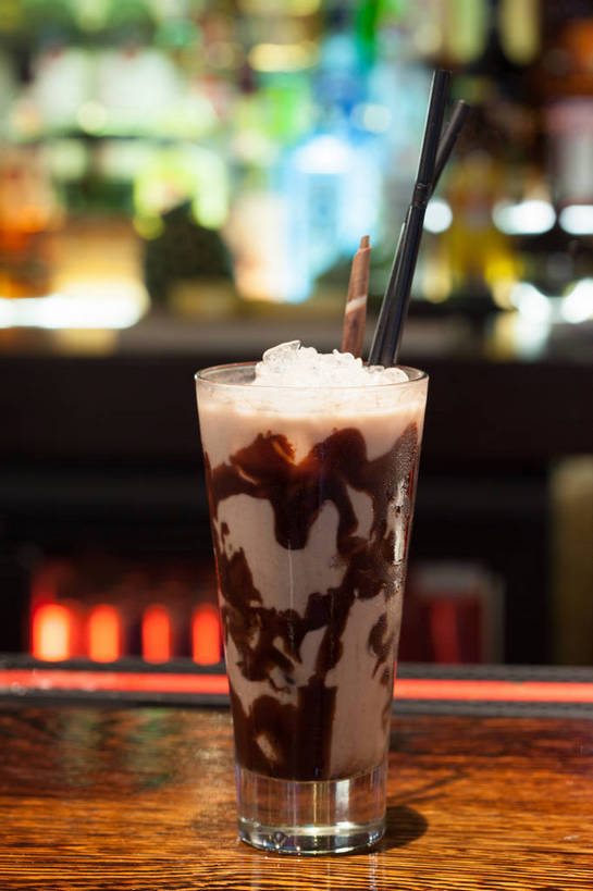 无人,酒吧,竖图,室内,特写,夜晚,正面,聚会,奢侈,夜生活,餐桌,桌子,杯子,朦胧,模糊,塑料,食品,甜点,甜品,一杯,娱乐,玻璃制品,食物,饮料,水杯,塑料制品,吸管,甜食,休闲,冰淇淋,放松,餐台,鲜奶,夜店,空心,奶昔,夜总会,饮管,巧克力奶昔,玻璃杯,彩图,酒吧间,酒馆,圆柱状