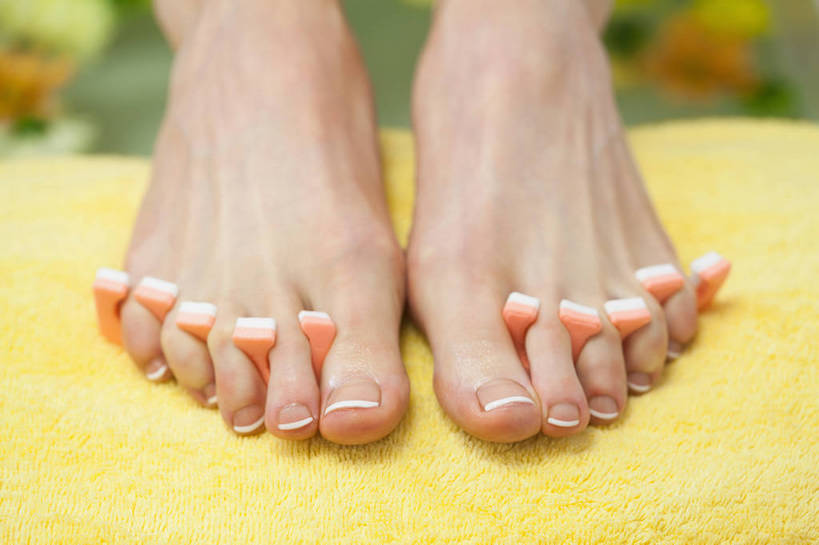 西方人,腿部,脚,脚趾,脚趾甲,腿,一个人,商店,横图,俯视,室内,特写,白天,欧洲,欧洲人,仅一个年轻女性,仅一个女性,仅一个人,朦胧,模糊,装饰,纺织物,指甲油,光脚,商铺,毛巾,清洁,赤脚,美甲店,保暖,华丽,修饰,点缀,透气,防水,分趾器,衬托,美观,雅致,雅观,市肆,商号,储水,耐磨,吸水,分指棉,分指器,隔指棉,隔趾棉,海绵分趾器,脚趾分趾器,年轻女性,女人,女性,白种人,脚指甲,半身,彩图,高角度拍摄,店铺,指甲店