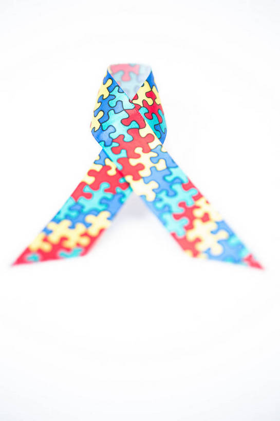 无人,交叉,竖图,彩色,室内,特写,白天,白色背景,正面,游戏,成功,合作,团队,集体,信心,静物,拼图,一根,连接,组合,标志,丝绸,丝带,缎带,玩,娱乐,标识,队伍,绸带,休闲,摄影,影棚,活动,链接,疾病,成就,发泄,消遣,智力,拼接,拼凑,智力游戏,合伙,宣泄,拼合,凑集,聚合,撮合,链结,趣味,策略,相交,交集,玩耍,嬉戏,彩图,影棚拍摄,拍摄,发育障碍,孤独症,精神疾病,自闭症,自闭症关注丝带