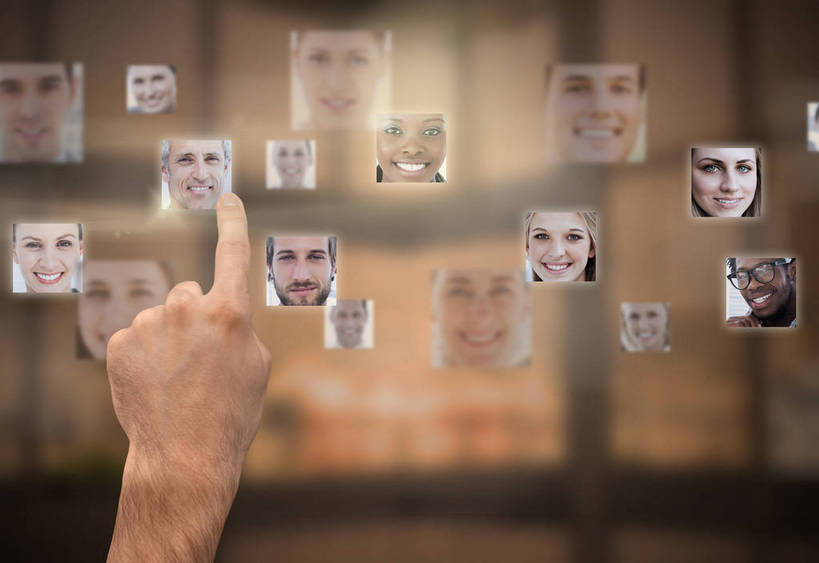 西方人,无人,站,笑,摸,微笑,露齿笑,横图,室内,白天,正面,显示器,数码,科技,欧洲,欧洲人,阴影,朦胧,模糊,反射,网络,屏幕,影子,触摸屏,许多人,高光,几何,计算机图形,合成,注视,输入设备,显示屏,观察,看,站着,一群人,观看,电脑合成图,数码合成图,察看,合成图,关注,液晶显示器,输出设备,写实,具体,具象,男人,男性,年轻男性,年轻女性,女人,女性,中年男性,中年女性,白种人,触摸,接触,站立,半身,彩图,触控面板,触控屏,交互设备