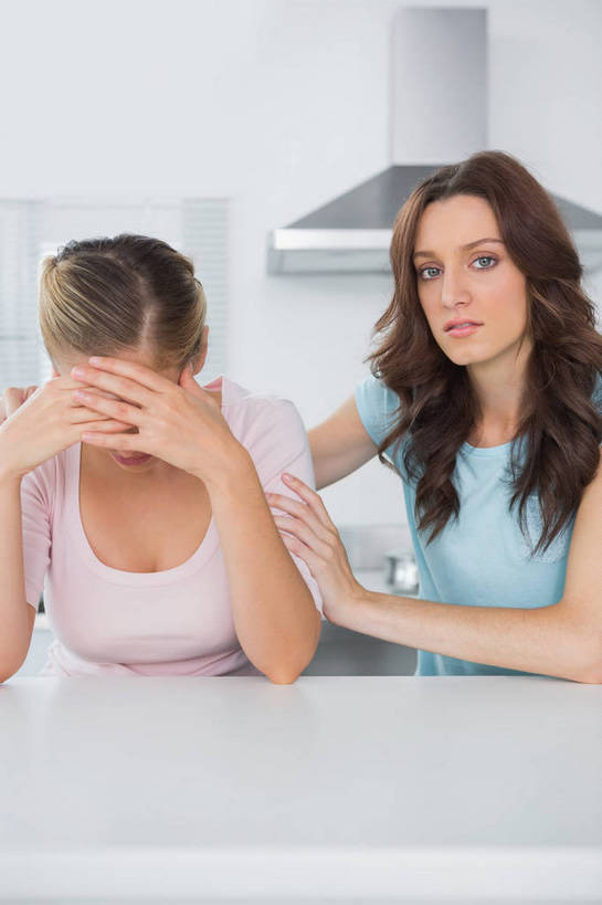 西方人,两个人,伙伴,朋友,坐,竖图,室内,白天,正面,友谊,厨房,桌面,桌子,厨具,欧洲,欧洲人,阴影,服装,反射,工具,影子,墙,注视,休闲装,干净,墙壁,墙面,衣服,白色,观察,看,休闲,休闲服,遮,遮掩,服饰,油烟机,观看,悲伤,安慰,察看,卫生,掩盖,吸油烟机,伤心,遮挡,关注,遮盖,掩饰,哀痛,悲戚,悲痛,友情,年轻女性,女人,女性,中年女性,白种人,坐着,半身,彩图,灶间,厨房料理台,料理台