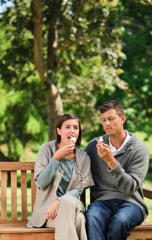 西方人,两个人,家庭,夫妻,坐,吃,竖图,室外,白天,正面,爱情,草地,草坪,植物,欧洲,欧洲人,握,阴影,服装,裤子,朦胧,模糊,反射,光线,影子,冰激凌,浪漫,清凉,二郎腿,拿,拿着,注视,牛仔裤,休闲装,草,树,树木,衣服,绿色,阳光,自然,冷饮,观察,看,休闲,舒服,温暖,温馨,一家人,休闲服,冰淇淋,恩爱,握着,恋人,服饰,生长,成长,观看,解暑,和睦,察看,关注,解渴,雪糕,华夫饼,舒爽,窝夫,格子饼,华夫,格仔饼,压花蛋饼,冰糕,消暑,男人,男性,年轻男性,年轻女性,女人,女性,白种人,年轻人,夫妇,情侣,嚼,食,坐着,半身,彩图,蛋筒冰淇淋,冰淇淋蛋筒,伴侣,融洽