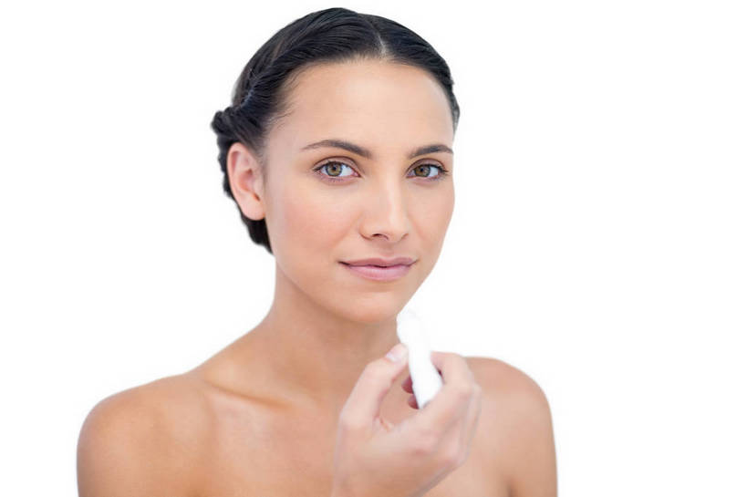 西方人,脸,头,脸颊,手,一个人,笑,微笑,横图,室内,特写,白天,白色背景,正面,欧洲,欧洲人,仅一个年轻女性,仅一个女性,仅一个人,握,拿,拿着,注视,裸露,肩膀,唇膏,化妆品,润唇膏,观察,看,保养,手部,握着,摄影,影棚,观看,保湿,单手,察看,滋润,化妆用品,关注,裸,养颜,补水,唇棒,年轻女性,女人,女性,白种人,头部,脸部,脸蛋,面部,半身,彩图,影棚拍摄,拍摄