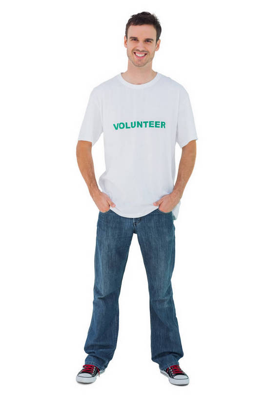 西方人,一个人,站,笑,微笑,露齿笑,竖图,室内,白天,白色背景,正面,欧洲,欧洲人,仅一个男性,仅一个人,服装,裤子,英文,标志,文字,字符,字母,注视,牛仔裤,休闲装,标识,仅一个年轻男性,衣服,绿色,白色,观察,看,站着,休闲,休闲服,摄影,服饰,影棚,观看,英文字母,察看,双手插袋,关注,手插袋,志愿者,双手抄兜,双手放兜,男人,男性,年轻男性,白种人,插兜,两手抄兜,两手放兜,手插兜,手放口袋,站立,彩图,全身,影棚拍摄,拍摄,义工,志工,手抄兜