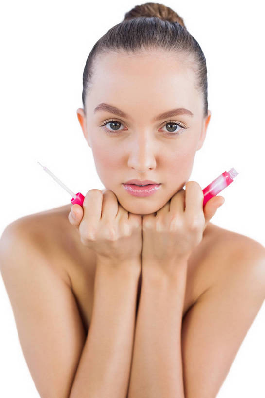 西方人,脸,头,脸颊,手,一个人,笑,微笑,竖图,室内,特写,白天,白色背景,正面,欧洲,欧洲人,双手,仅一个年轻女性,仅一个女性,仅一个人,撑,握,拿,拿着,托腮,注视,裸露,肩膀,唇膏,化妆品,润唇膏,观察,看,托,保养,手部,握着,摄影,影棚,观看,保湿,察看,滋润,化妆用品,关注,托下巴,裸,养颜,补水,唇棒,双手托腮,年轻女性,女人,女性,白种人,头部,脸部,脸蛋,面部,半身,彩图,影棚拍摄,拍摄