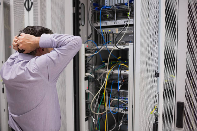 西方人,一个人,商务人士,商务男性,站,横图,室内,白天,衬衫,通讯,服务器,数据,柜子,欧洲,欧洲人,仅一个男性,仅一个人,仅一个中年男性,抱头,阴影,套装,环绕,缠绕,反射,传输,影子,储物柜,背面,站着,网线,双手抱头,储存,水晶头,商务装,纠缠,工薪阶层,线缆,捧首,捧头,储备,蕴藏,贮备,男人,男性,中年男性,白种人,白领,上班族,站立,半身,彩图,衬衣,贮存