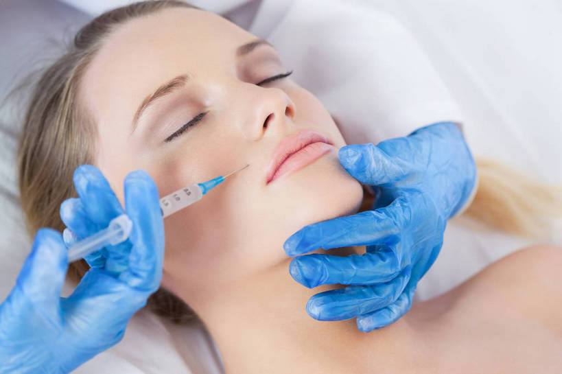 西方人,脸,头,脸颊,两个人,医生,病人,躺,闭眼,横图,俯视,室内,特写,白天,工作服,制服,床,欧洲,欧洲人,阴影,反射,影子,裸露,肩膀,蓝色,手套,医护人员,医疗人员,橡胶,针管,针筒,注射,手术,医疗,医疗设备,注射器,病患,裸,医疗器械,橡胶手套,手术台,整形,橡胶制品,手术床,医用手套,工作制服,卧着,年轻女性,女人,女性,白种人,头部,脸部,脸蛋,面部,大夫,患者,就医者,闭眼睛,闭着眼,闭着眼睛,躺着,卧,半身,彩图,高角度拍摄,工作套服,外科手术,医疗美容外科手术,整形手术