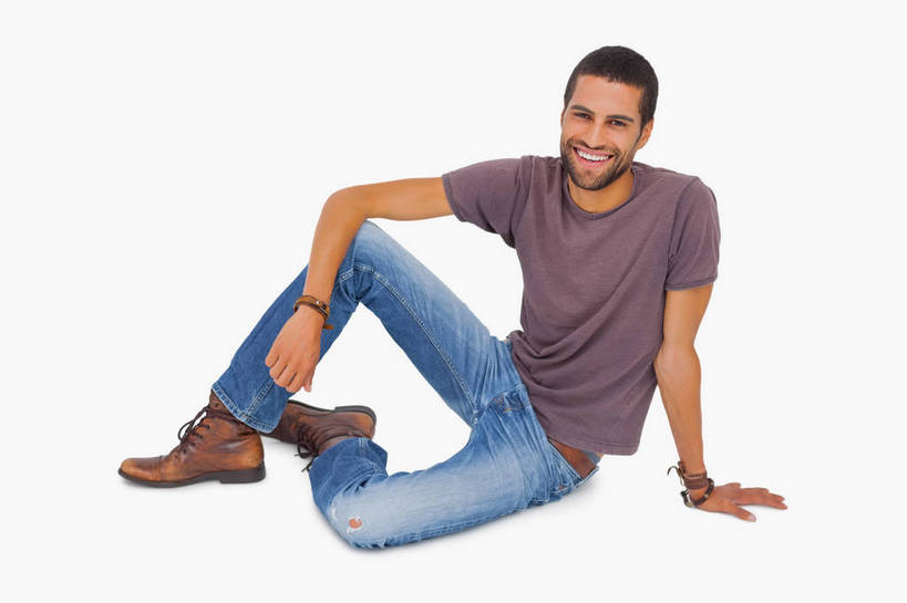 西方人,一个人,坐,笑,微笑,露齿笑,横图,室内,白天,白色背景,正面,运动鞋,鞋子,欧洲,欧洲人,仅一个男性,仅一个人,仅一个中年男性,撑,服装,裤子,注视,牛仔裤,休闲装,装饰品,衣服,饰品,手链,首饰,观察,看,休闲,休闲服,搭,摄影,服饰,手镯,影棚,观看,休闲鞋,察看,撑着,搭着,关注,登山鞋,镯子,男人,男性,中年男性,白种人,坐着,彩图,全身,影棚拍摄,拍摄