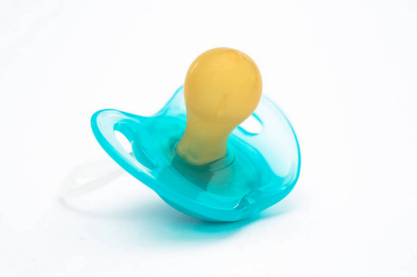 无人,横图,俯视,室内,特写,白天,白色背景,静物,阴影,反射,影子,塑料,一个,黄色,蓝色,塑料制品,摄影,影棚,单个,奶嘴,婴儿用品,安抚,抚慰,安抚奶嘴,彩图,高角度拍摄,影棚拍摄,拍摄