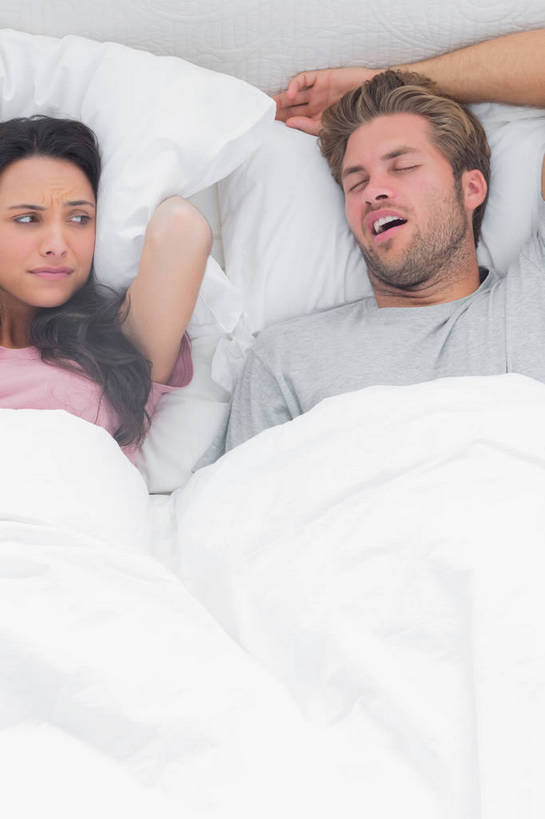 西方人,两个人,家庭,夫妻,躺,闭眼,睡,竖图,俯视,室内,白天,爱情,床,靠垫,卧室,欧洲,欧洲人,服装,双人床,床单,靠枕,浪漫,注视,休闲装,被子,衣服,垫子,枕头,观察,看,休闲,疲倦,温暖,温馨,一家人,休闲服,恩爱,恋人,服饰,观看,保暖,和睦,察看,疲劳,被单,疲惫,御寒,羽绒被,关注,困乏,疲乏,委顿,疲困,疲顿,疲钝,倦怠,怠倦,打鼾,卧着,男人,男性,年轻女性,女人,女性,中年男性,白种人,年轻人,夫妇,情侣,闭眼睛,闭着眼,闭着眼睛,困,困觉,寝息,睡觉,躺着,卧,半身,彩图,高角度拍摄,睡房,卧房,打呼噜,鼾症,伴侣,融洽